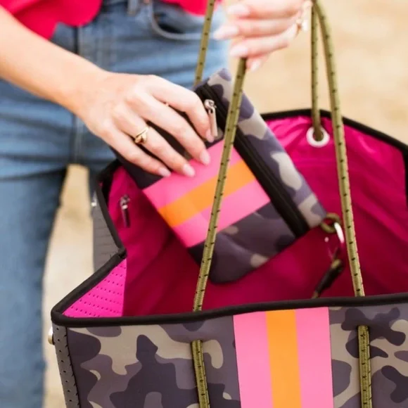 **SALE**Brand NEW Georgia Neoprene Tote Bag & Clutch~ Camo💚💗 - Picture 7 of 15